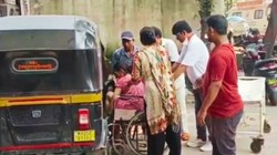 अस्पताल से कुछ मिनट पहले ट्रैफिक जाम में फंसी गर्भवती महिला, ऑटो-रिक्शा में ही बच्चे को दिया जन्म