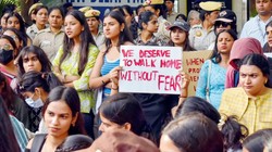 स्त्री की आजादी पर पहरा क्यों, सुरक्षा के नाम पर कब तक रहेगी कैद? | दुनिया मेरे आगे