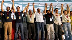 कॉकरोच जनता पार्टी के अभिजीत दीपके ने पीएम मोदी पर लगाए ‘लोकतंत्र की हत्या’ के आरोप, SIR के खिलाफ बेंगलुरु में प्रदर्शन