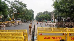‘शांति बनाए रखें, बैरिकेड्स न तोड़ें’, दिल्ली में प्रदर्शन से पहले कॉकरोच जनता पार्टी की अपील