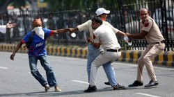 ‘जो भी पीएम मोदी को गाली देगा, हम उसे थप्पड़ मारेंगे’, एक ग्रुप ने युवा प्रदर्शनकारी को घेरकर पीटा, प्रदर्शनकारियों को ले जा रही बस पर फेंके पत्थर