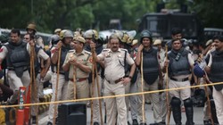 दिल्ली में विरोध प्रदर्शन पर सख्ती क्यों? लोकतंत्र और जनता के अधिकारों पर सवाल | संपादकीय