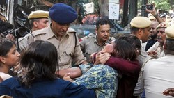 प्रदर्शन के दौरान सीआईएसएफ जवान पर हमले की घटना में दिल्ली पुलिस की कार्रवाई
