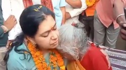 ‘बेटी मैं तुम्हें देखने के लिए तरस रही थी’, पूर्व DM दिव्या मित्तल को गले लगाकर रो पड़ीं बुजुर्ग दुईजी