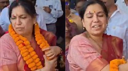 ‘आप लोगों ने मुझे रुलाने का ठेका लिया हुआ है’, मिर्जापुर में भव्य स्वागत पर भावुक हुईं पूर्व IAS दिव्या मित्तल