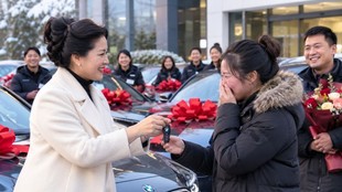 China woman boss gifts BMW, Ma Yanli, चीन में महिला बॉस ने कर्मचारियों को BMW दी, चीन की वायरल न्यूज, कर्मचारियों को महंगा गिफ्ट, महिला बॉस की दरियादिली, 43 लाख की BMW, China viral news, employee reward story,