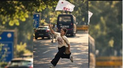 हाथ में SFI का झंडा, आंखों में सिस्टम बदलने का सपना! कौन है वायरल फोटो वाली लड़की?