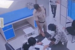 महाराष्ट्र में पुलिस के सामने ही शख्स ने महिला डॉक्टर को मारा थप्पड़, VIDEO देख फूटा लोगों का गुस्सा