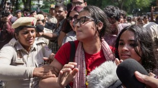 neha bora, atishi, yogendra yadav, ec protest, jantar mantar, delhi news, delhi police protest detention