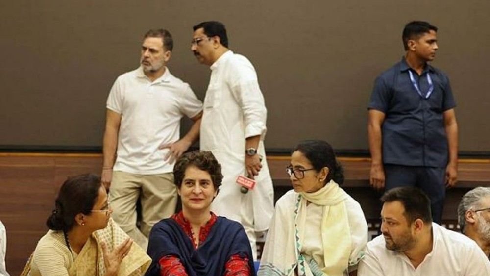 राहुल गांधी के साथ अन्य विपक्षी नेता (Image Source: PTI)