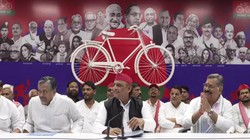 टिकट नहीं मिलने से नाराज संजयन त्रिपाठी समाजवादी पार्टी में शामिल, अखिलेश यादव ने दिया टिकट