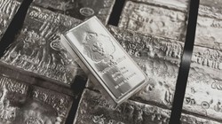 Silver Price Crash: चांदी 2 लाख रुपये से नीचे फिसली, रिकॉर्ड ऊंचाई से आधी हुई कीमत; गिरावट की क्या है वजह?