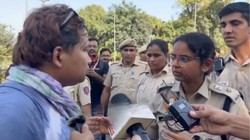 जंतर-मंतर पर ट्रांसजेंडर प्रदर्शनकारी को हिरासत में लेने से पहले महिला पुलिस अधिकारी ने चुपके से किया दिल जीतने वाला काम, जमकर हुई तारीफ