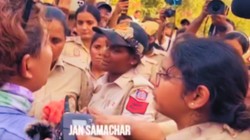 जंतर-मंतर पर ट्रांसजेंडर प्रदर्शनकारी को हिरासत में लेने से पहले महिला पुलिस अधिकारी ने चुपके से किया दिल जीतने वाला काम, जमकर हुई तारीफ