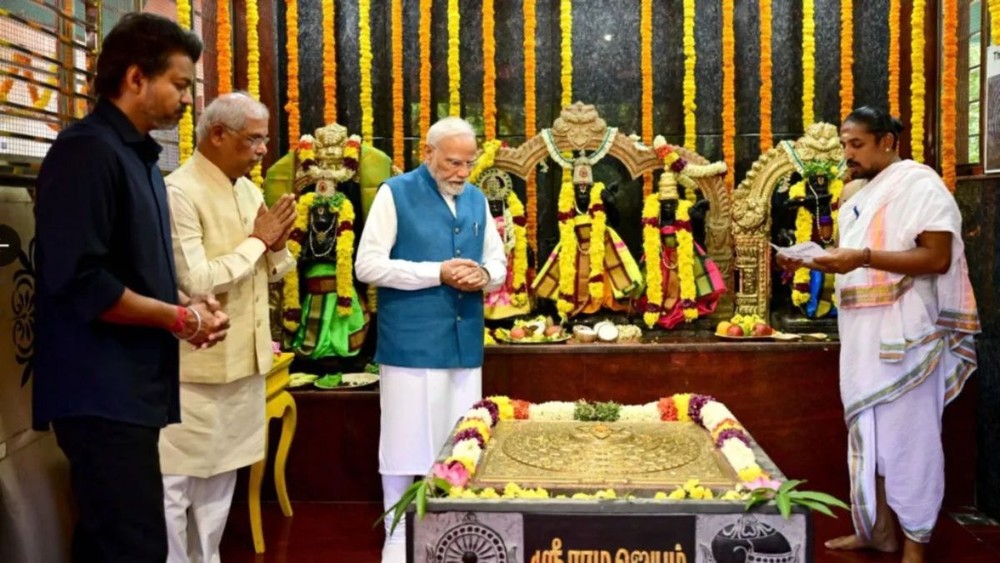 प्रधानमंत्री नरेंद्र मोदी के साथ मंदिर में भगवान के दर्शन करते हुए तमिलनाडु के मुख्यमंत्री जोसेफ विजय। (X/ Narendra Modi)
