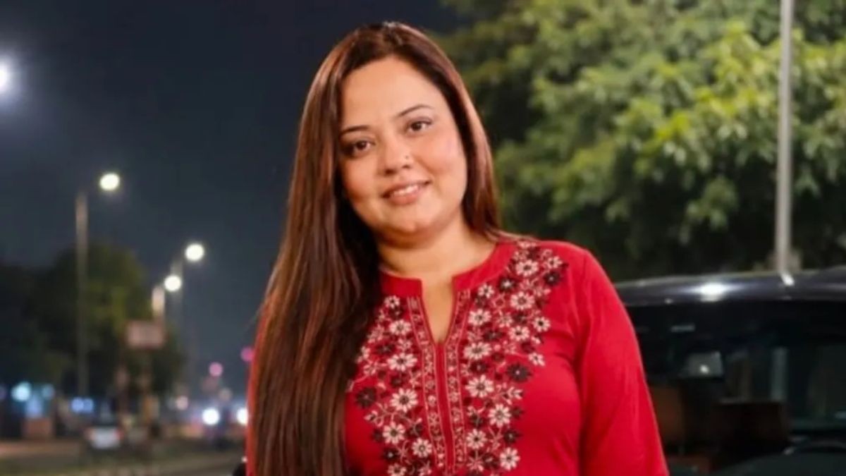 खुद को PMO अफसर बताकर बंगाल सचिवालय में घुसी महिला, मंत्री से मुलाकात के  बाद दिल्ली भागी, पुलिस ने ऐसे दबोचा-Woman posing as PMO official entered  Bengal Secretariat fled ...