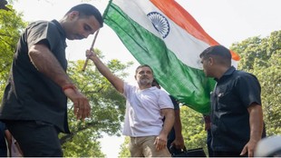 Rahul Gandhi viral video, Rahul Gandhi barricade video, Rahul Gandhi Led Zeppelin video, राहुल गांधी वायरल वीडियो